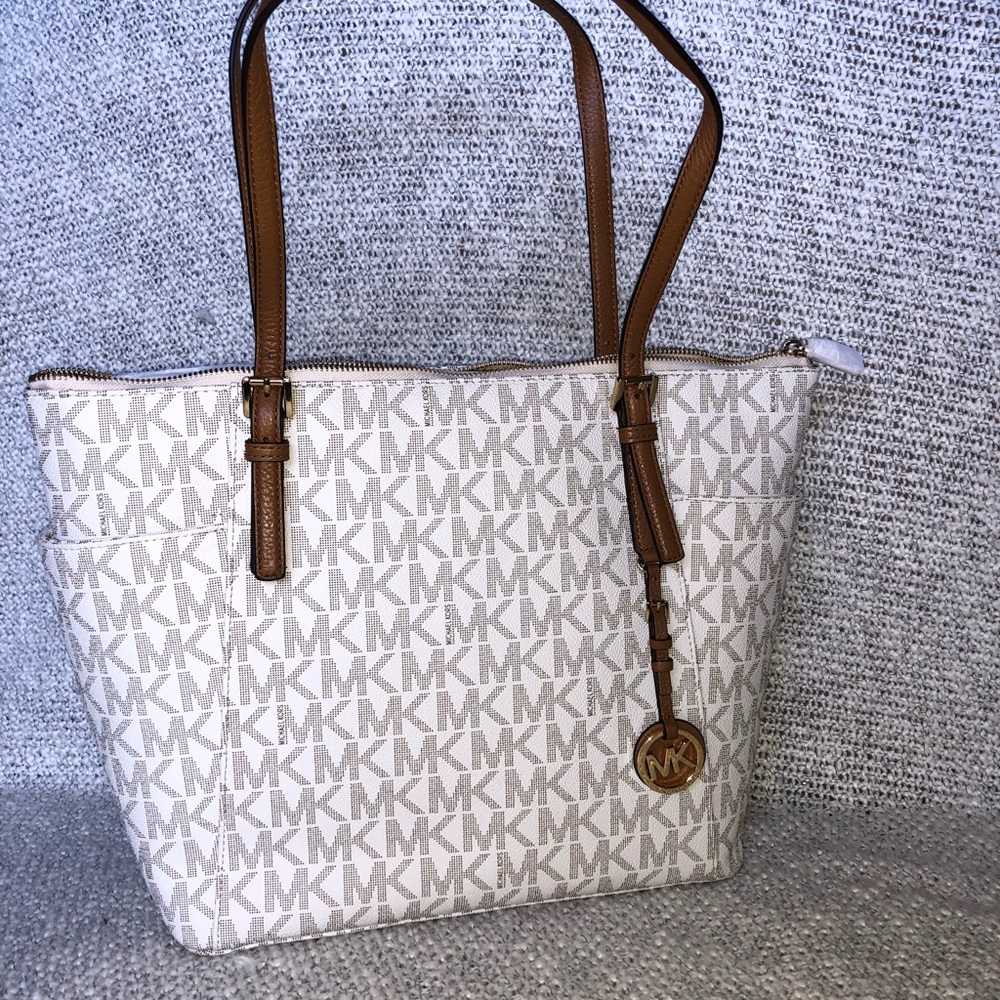 ❌ SOLD ❌NWT Michael Kors Jet Set Item